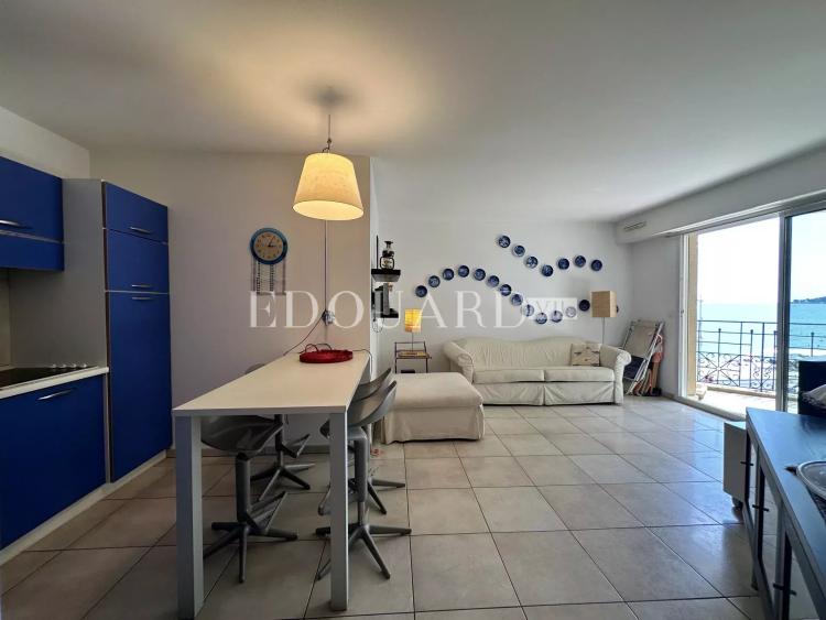 Deux pièces en bon état avec terrasse et belle vue mer, dans prestigieux immeuble face aux plages