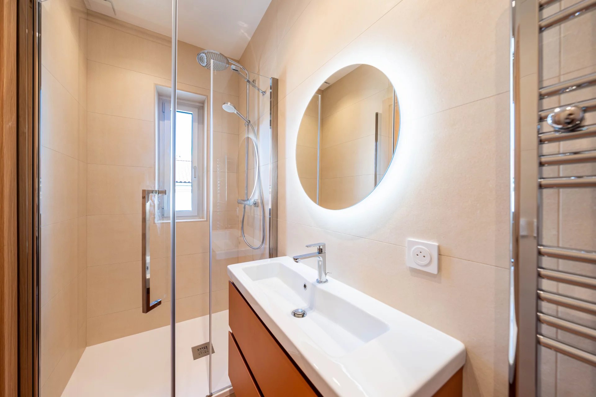 CANNES RUE HOCHE - 4P - DERNIER ETAGE - BALCON - RENOVATION HAUT DE GAMME