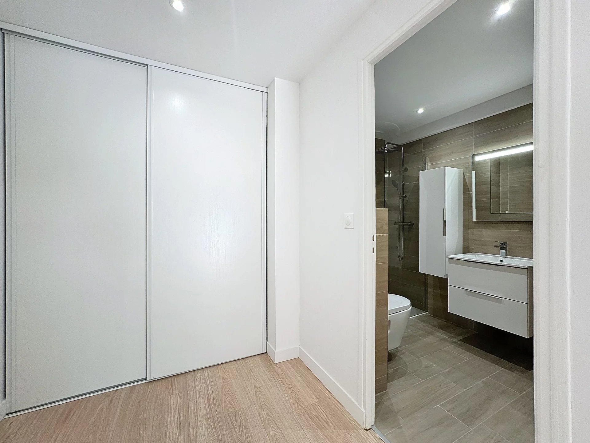 CANNES CENTRE STUDIO 25m2 TERRASSE RENOVE