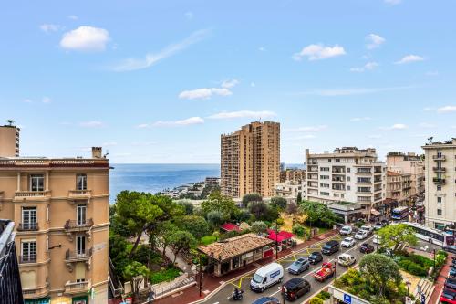 LE CONTINENTAL: 4 pièces de 195 m² avec terrasse, vue dégagée sans vis-à-vis et échappée mer