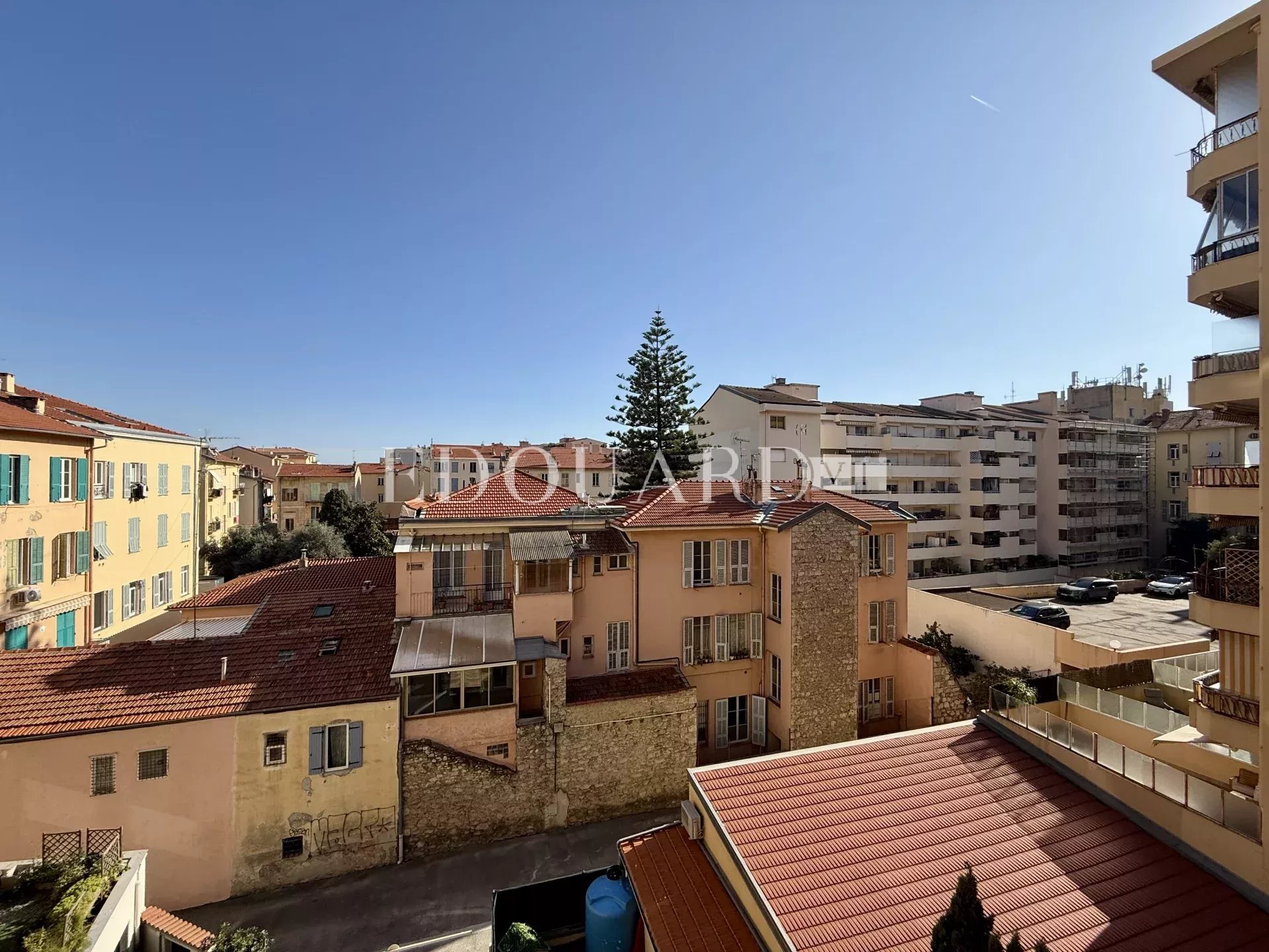 En exclusivité charmant deux pièces à vendre, dans joli immeuble ancien en plein centre de Menton