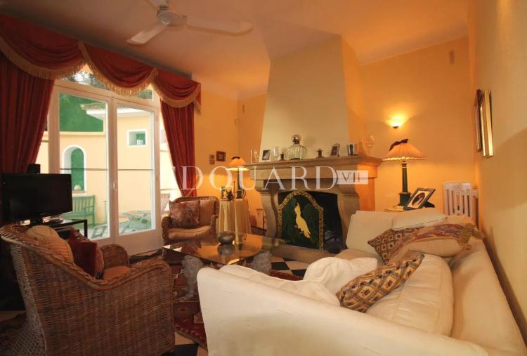 En exclusivité villa en très bon état avec double garage, grande terrasse, agréable jardin et belle vue mer