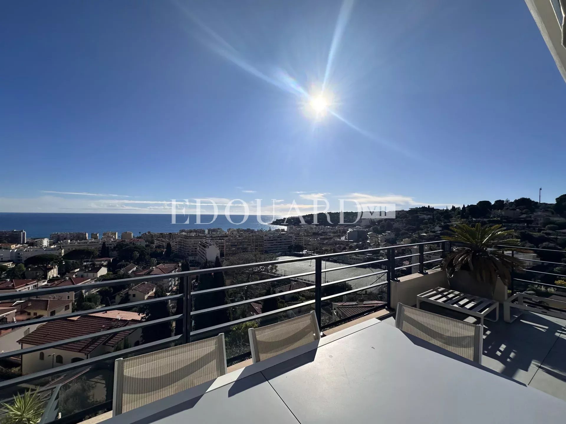 Superbe trois pièces en dernier étage avec spectaculaire terrasse et magnifique vue mer panoramique