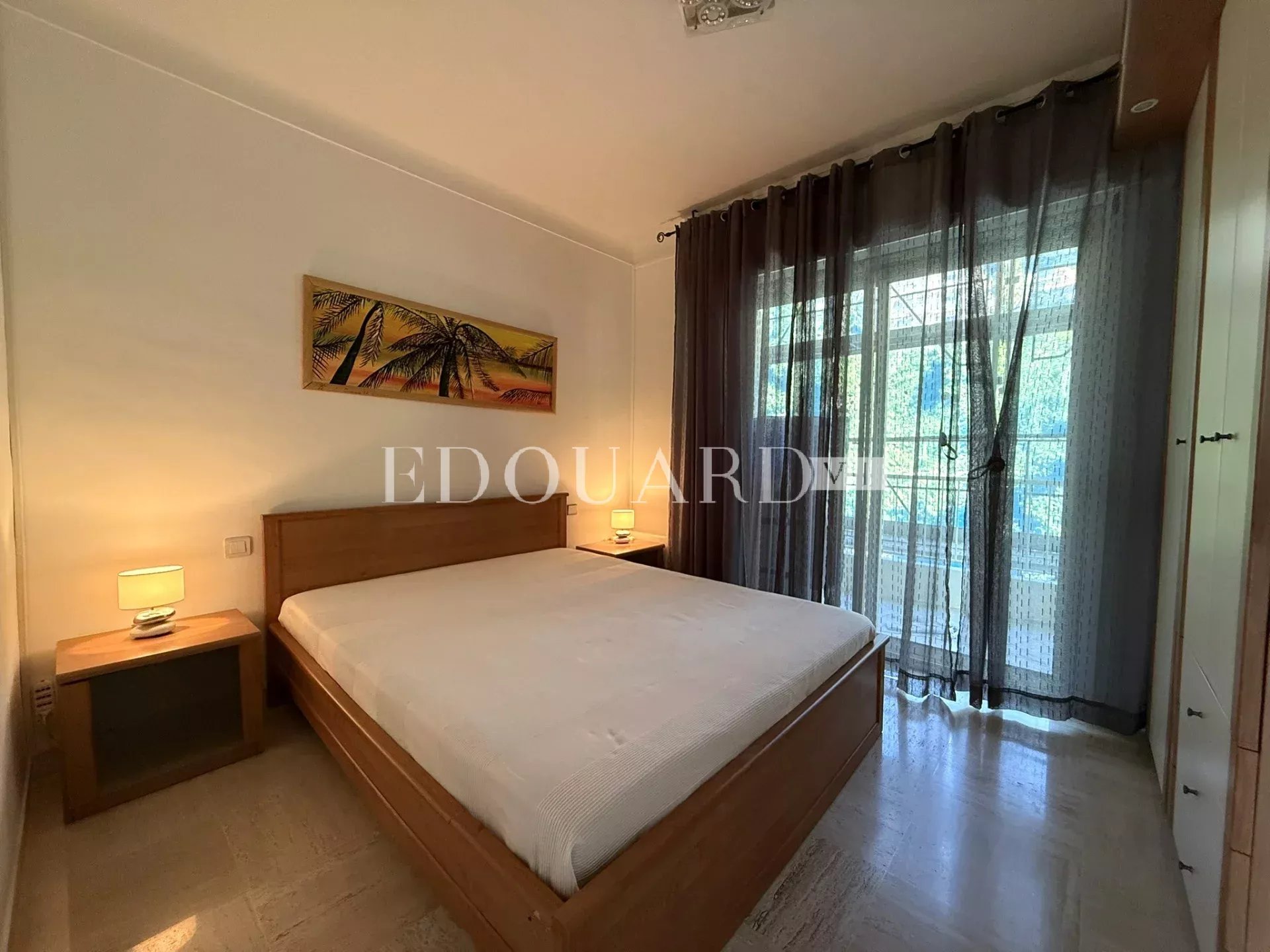 En exclusivité trois pièces face aux plages avec terrasse, splendide vue mer panoramique et garage