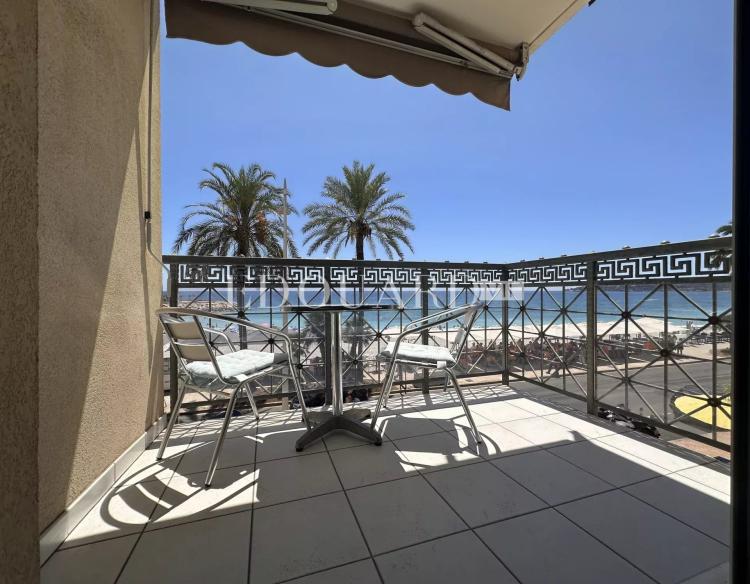 En exclusivité deux pièces à vendre avec terrasse et splendide vue mer, dans immeuble face aux plages