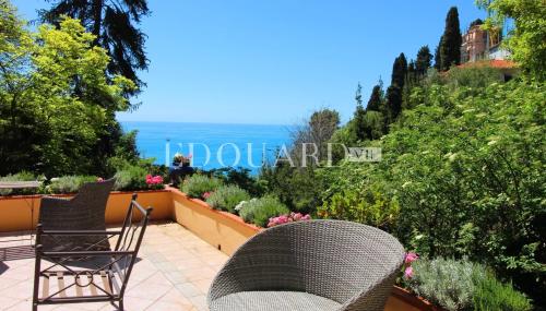 En exclusivité villa en très bon état avec double garage, grande terrasse, agréable jardin et belle vue mer