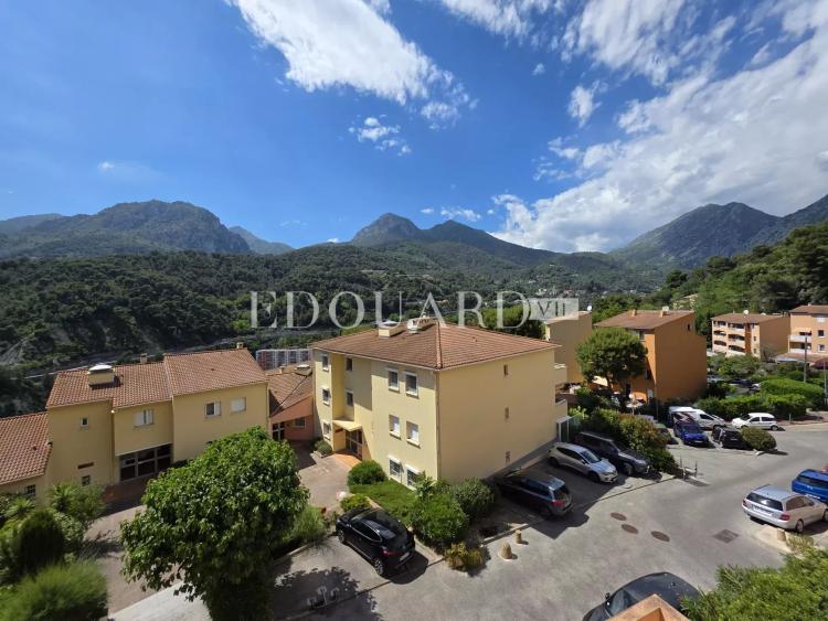 Sur la commune de Menton, en exclusivité trois pièces à vendre avec grande terrasse et garage