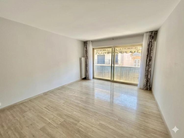 CANNES CARRÉ D'OR - GRAND T1 AVEC BALCON