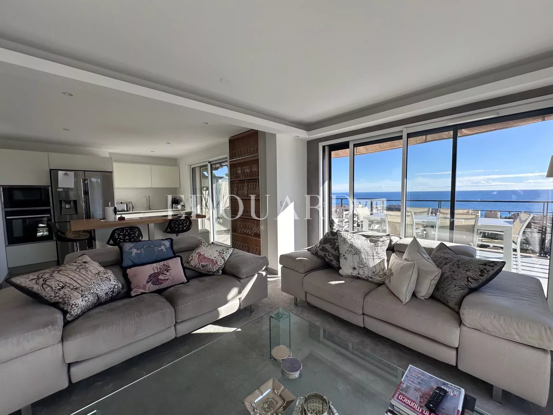 Superbe trois pièces en dernier étage avec spectaculaire terrasse et magnifique vue mer panoramique