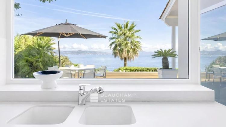 Villa pieds dans l’eau au coeur des Parcs de Saint-Tropez