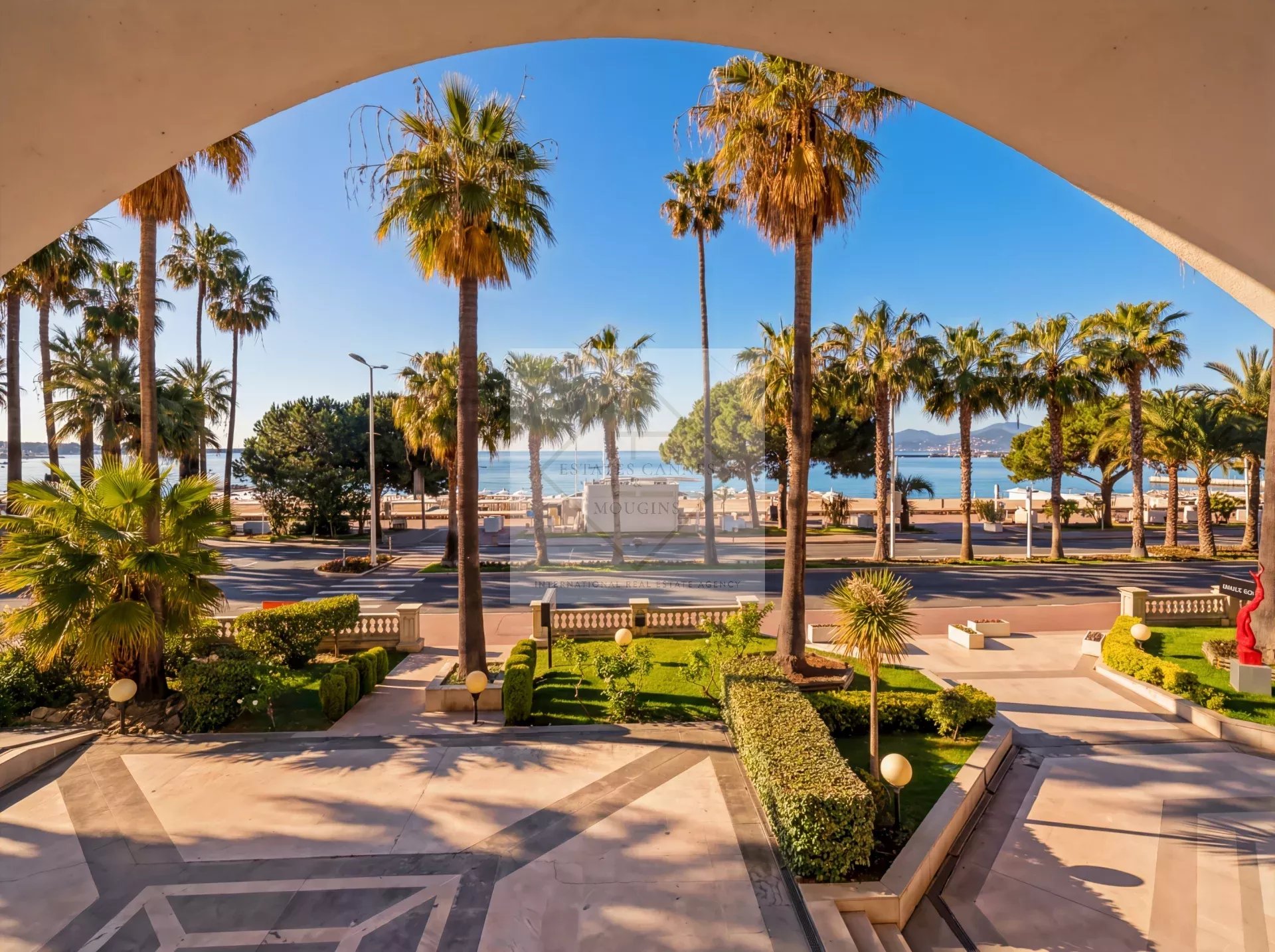 Cannes – Croisette : Appartement d’exception dans résidence historique avec vue mer panoramique