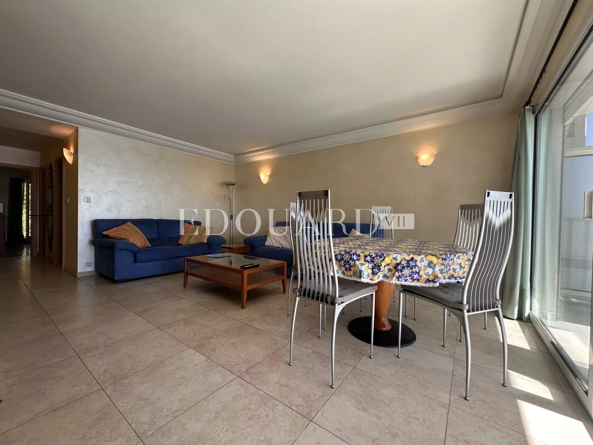 Trois pièces avec terrasse, magnifique vue mer panoramique et double garage