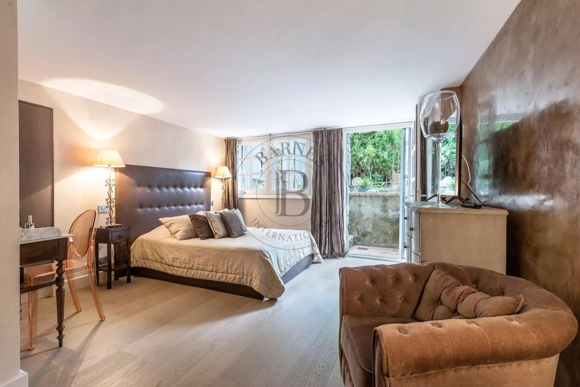 PROCHE MOUGINS - VILLA DE CHARME - AU CALME