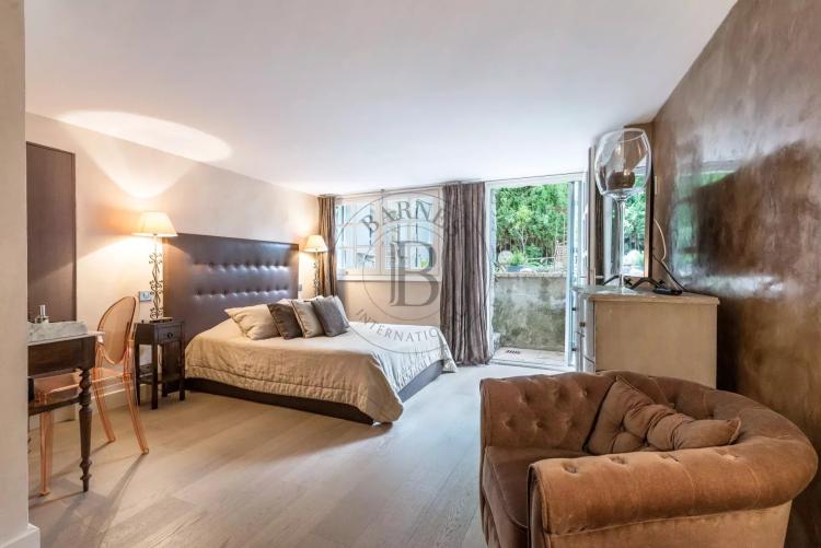 PROCHE MOUGINS - VILLA DE CHARME - AU CALME