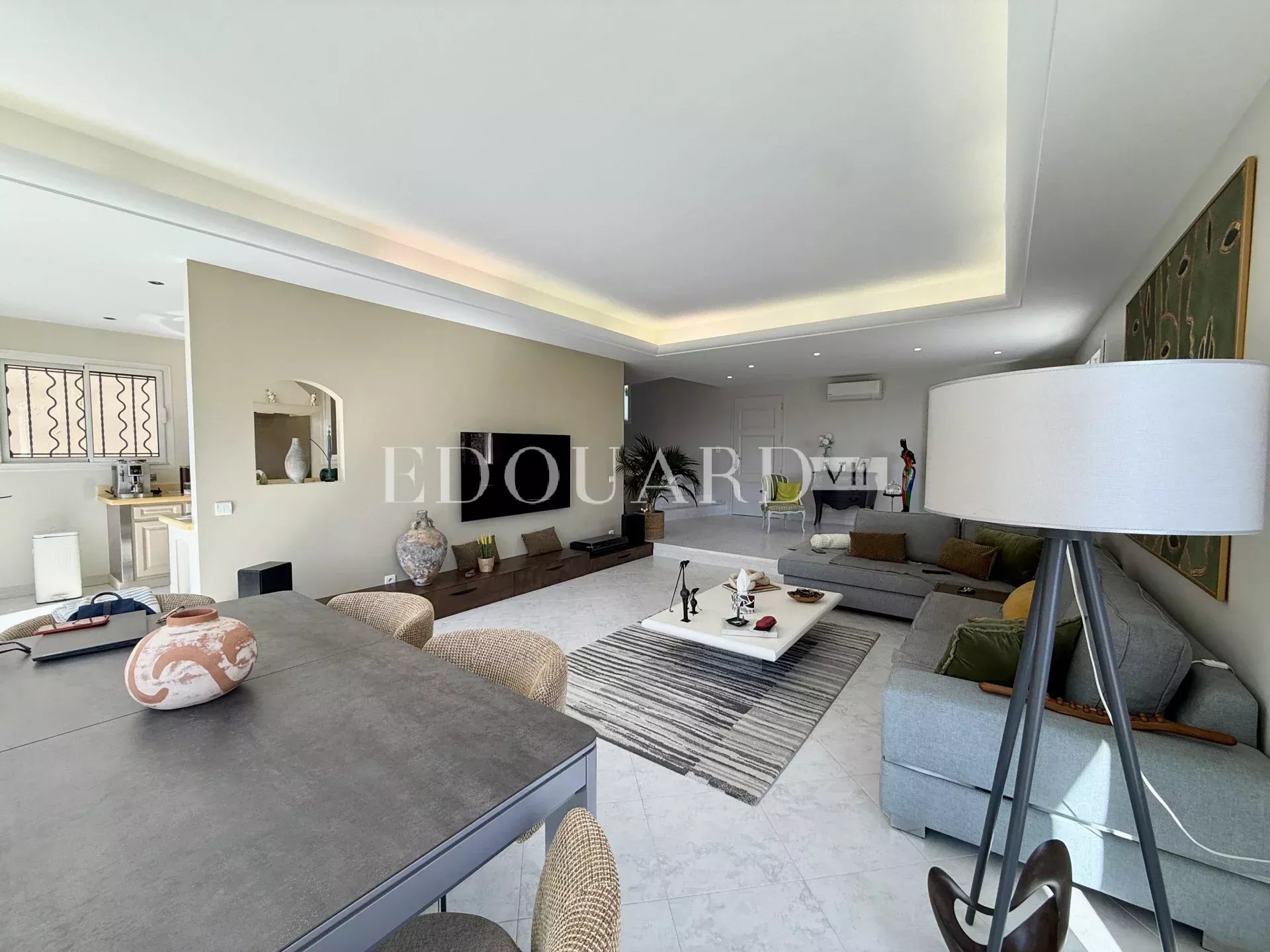 Maison d’exception à vendre avec piscine chauffée, vaste terrasse et belle vue mer panoramique