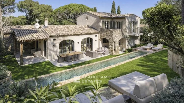 Élégante Villa Tropezienne au Cœur des Salins avec Piscine Chauffée