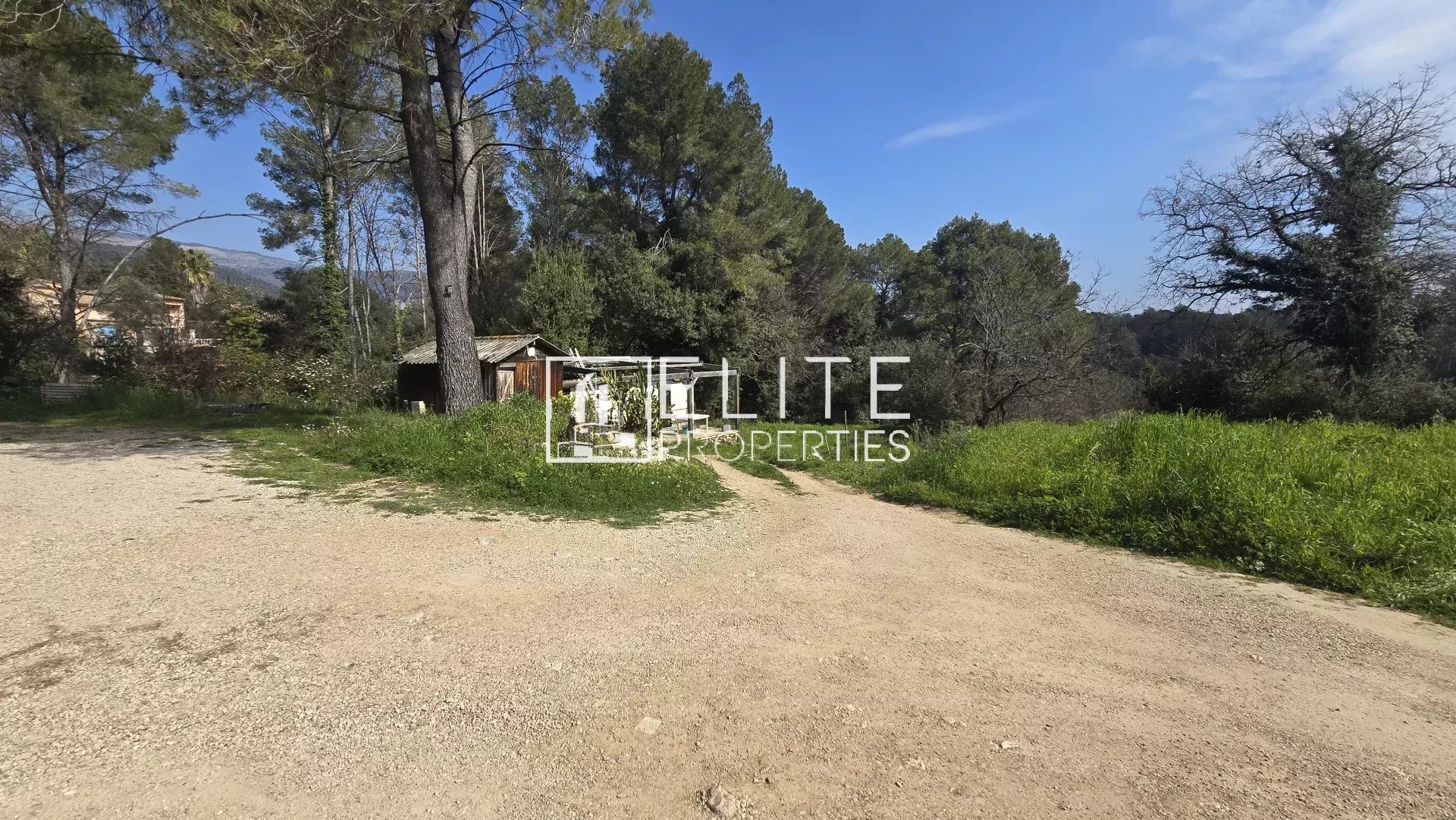 TERRAIN CONSTRUCTIBLE DE 2044m² PEYMEINADE