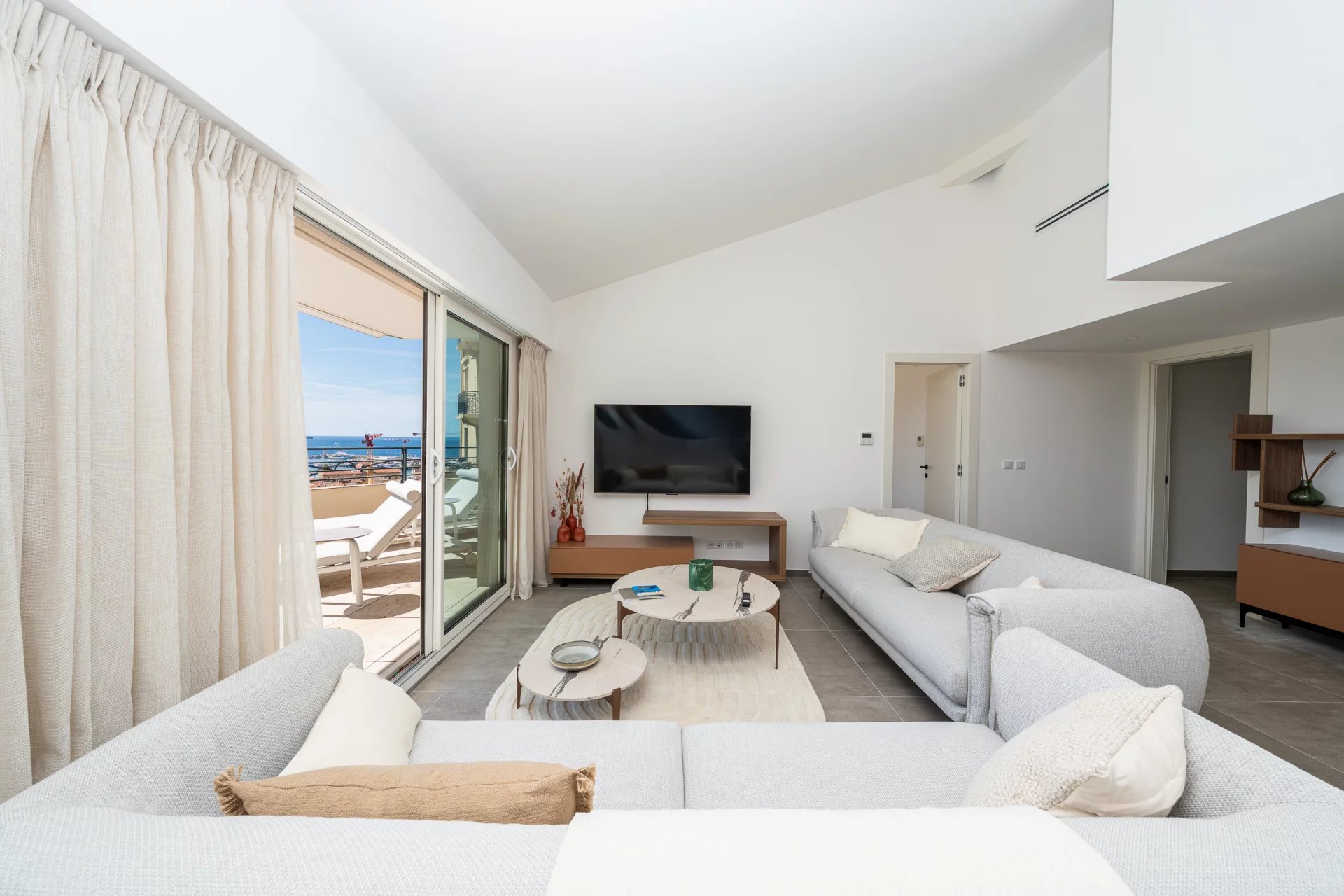 SUPERBE PENTHOUSE VUE MER PANORAMIQUE AVEC TRIPLE GARAGE CANNES CENTRE