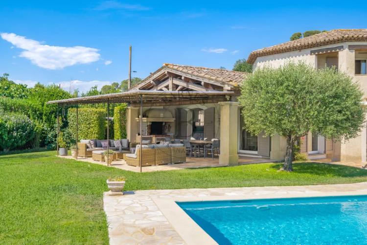MOUGINS - VILLA DE CHARME - PROCHE VILLAGE