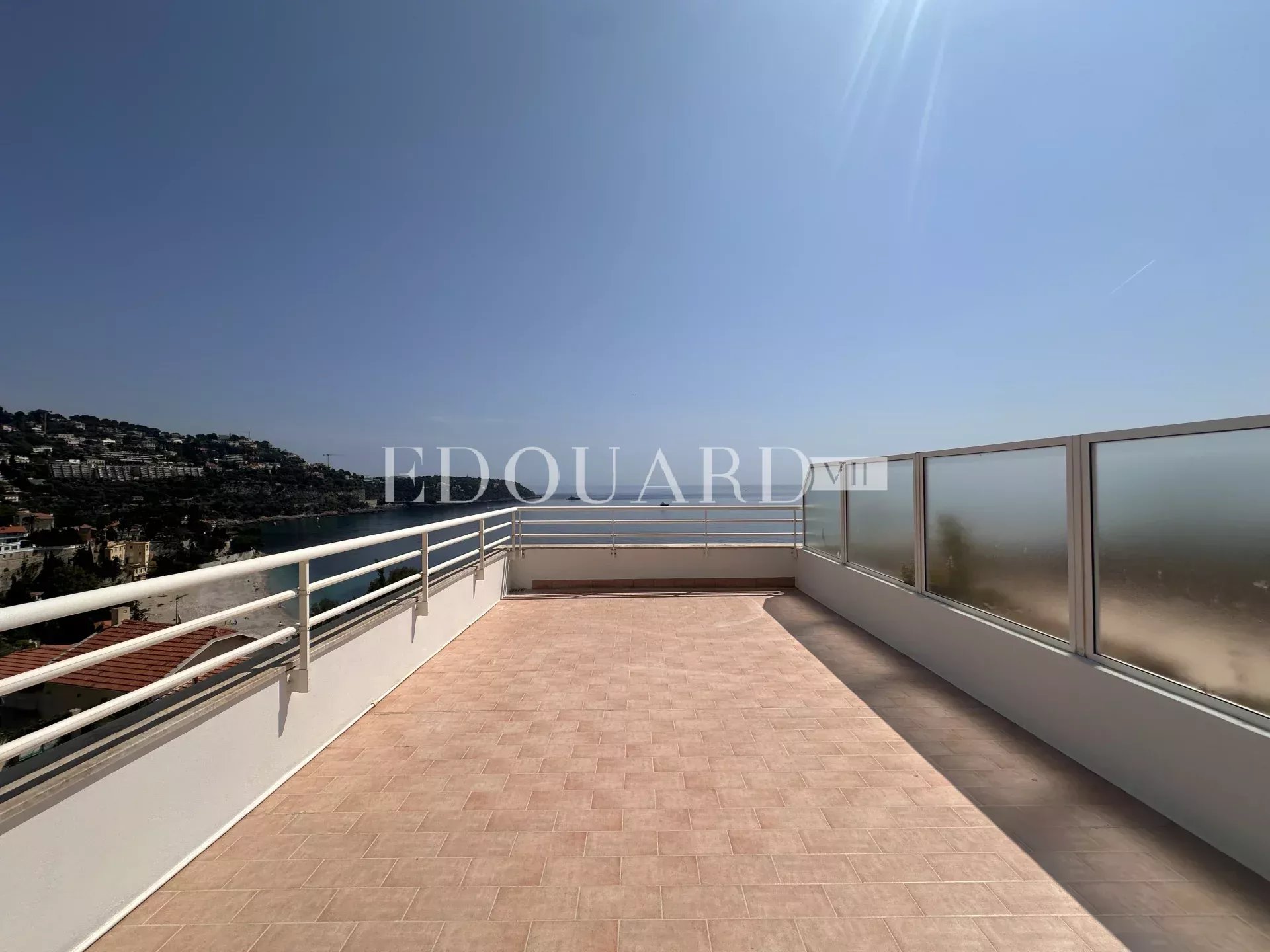 En exclusivité deux pièces avec terrasse, magnifique vue mer, spectaculaire solarium, spacieux parking