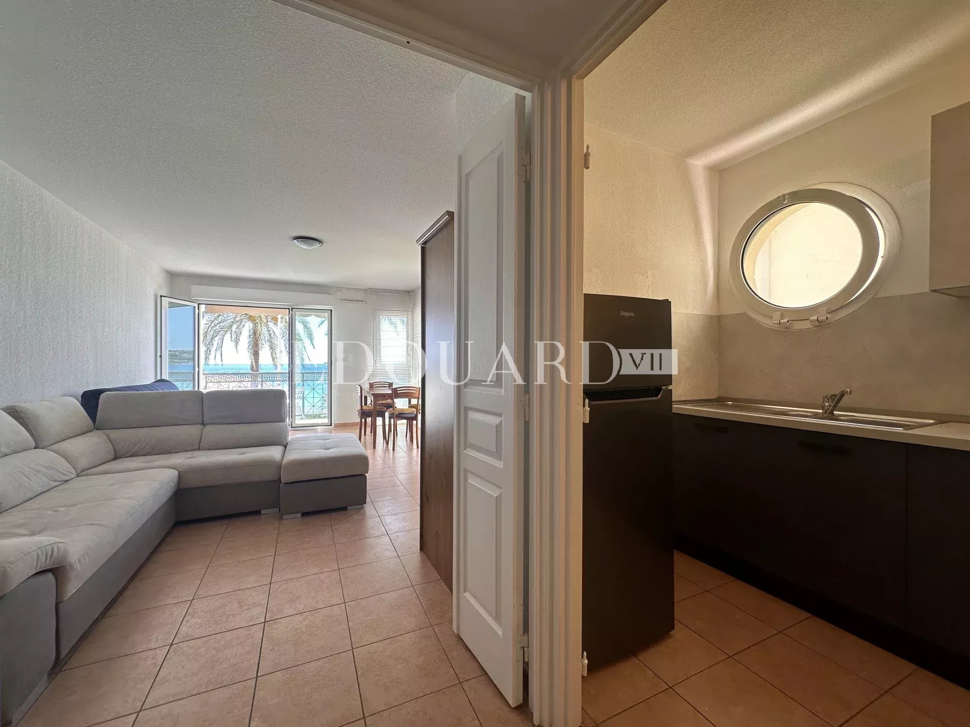 En exclusivité deux pièces à vendre avec terrasse et splendide vue mer, dans immeuble face aux plages
