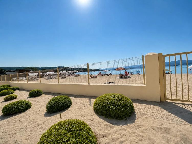 SAINT-TROPEZ — PIEDS DANS L’EAU VUE MER 3 CHAMBRES