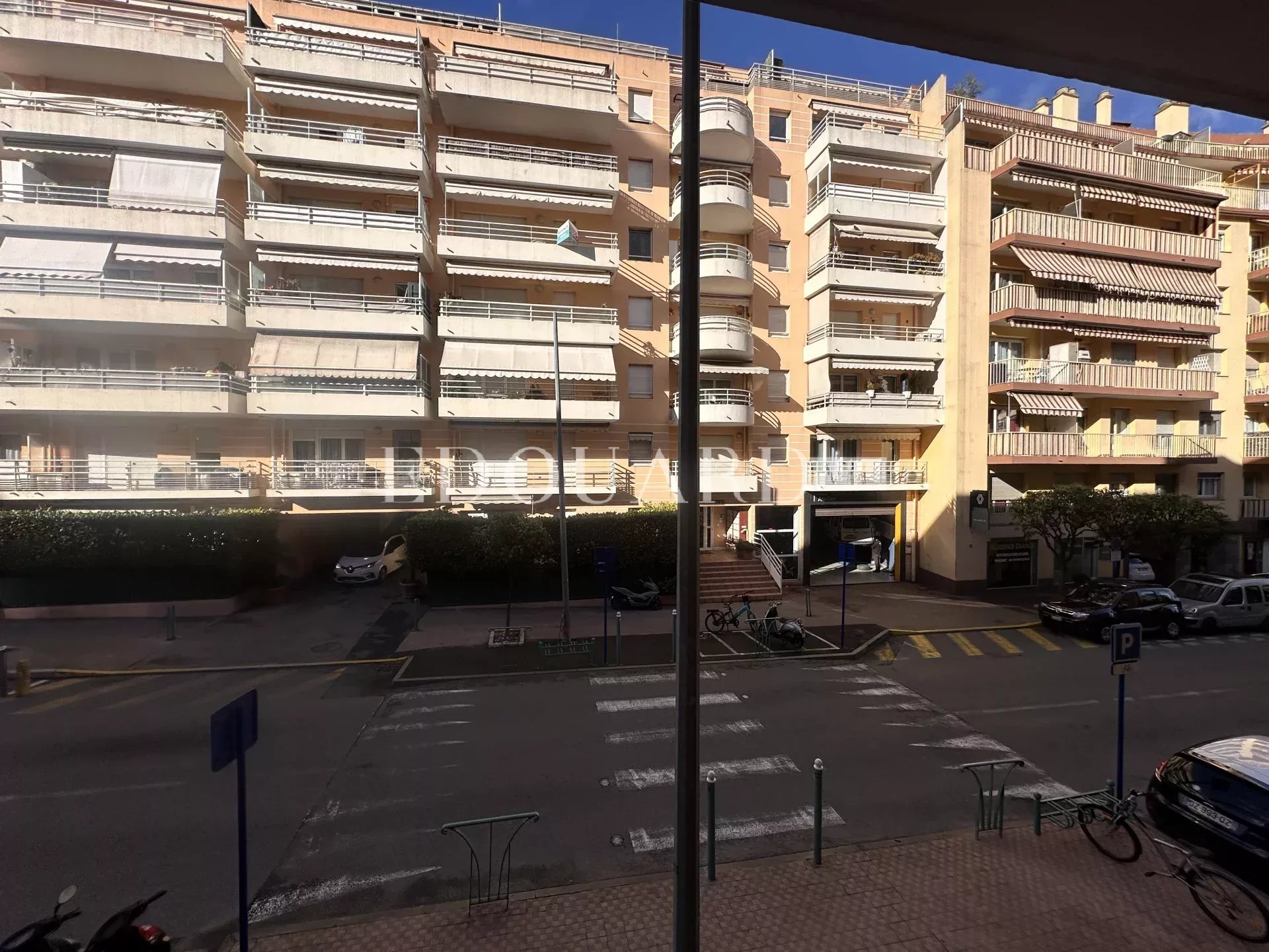 Petit deux pièces en bon état avec possibilité parking, très intéressant comme investissement