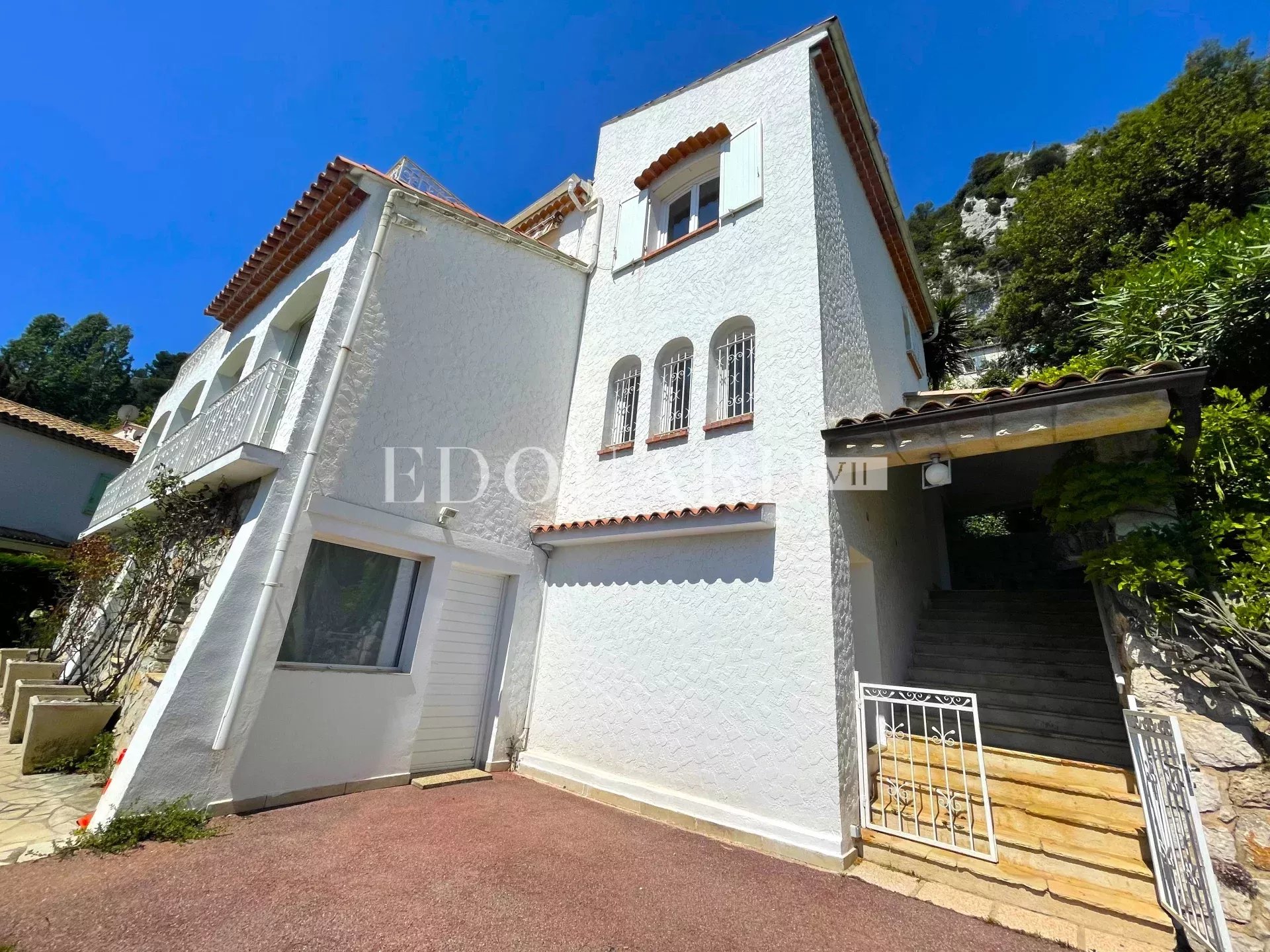 Villa à vendre avec belle vue panoramique sur la mer, grand jardin et deux parkings