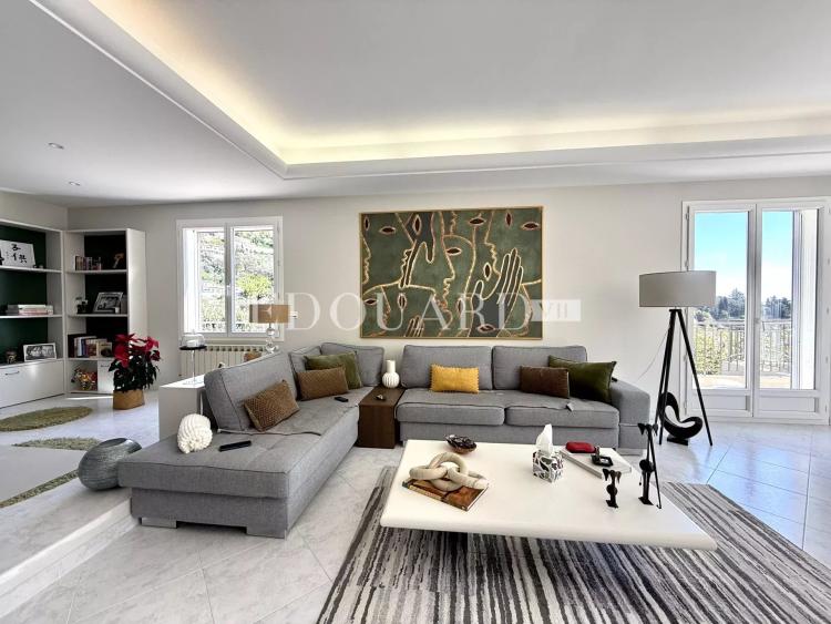 Maison d’exception à vendre avec piscine chauffée, vaste terrasse et belle vue mer panoramique
