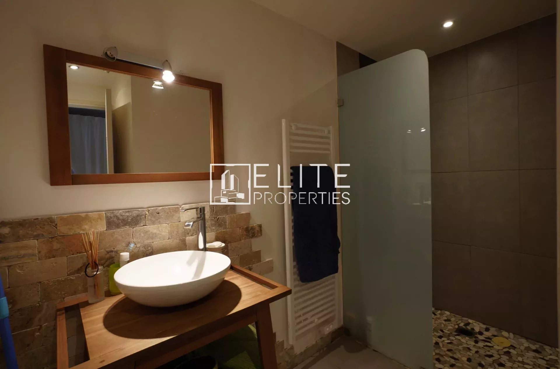 VILLA 8 PIÈCES DE 200 m² + PISCINE MOUANS-SARTOUX