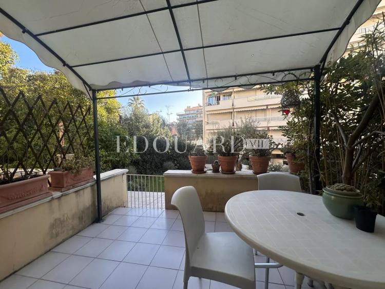 Dans le centre de Menton, à vendre spacieux studio en bon état avec grande terrasse exposée Ouest