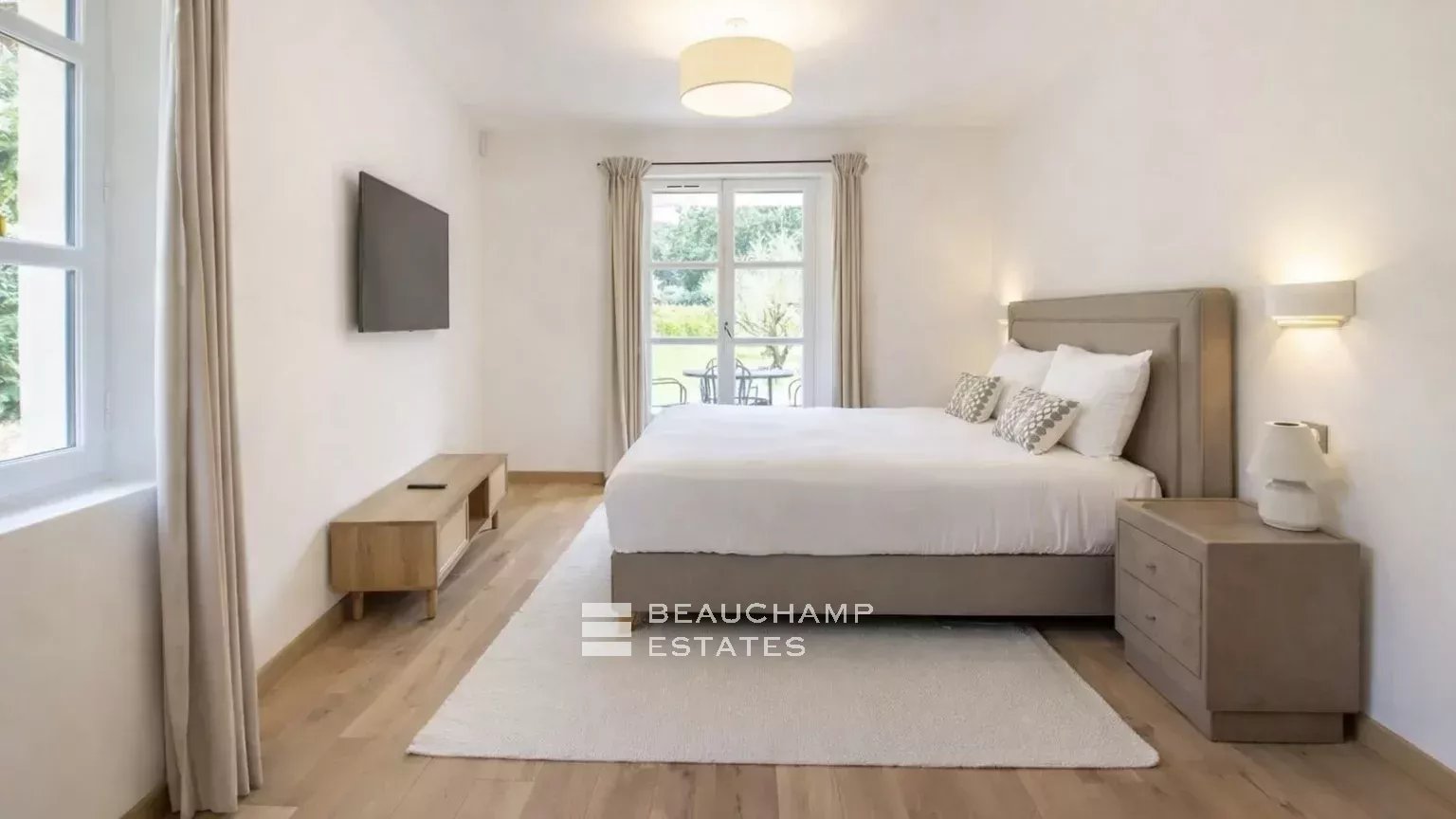 Villa neuve à pieds de la plage des Canoubiers