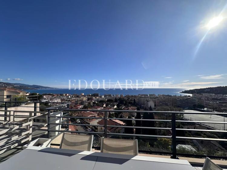 Superbe trois pièces en dernier étage avec spectaculaire terrasse et magnifique vue mer panoramique