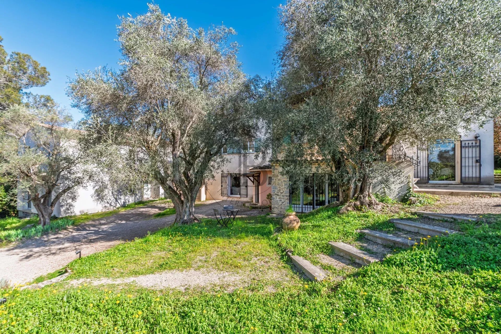 MOUGINS – PEYROUES – BELLE PROPRIÉTÉ À FORT POTENTIEL