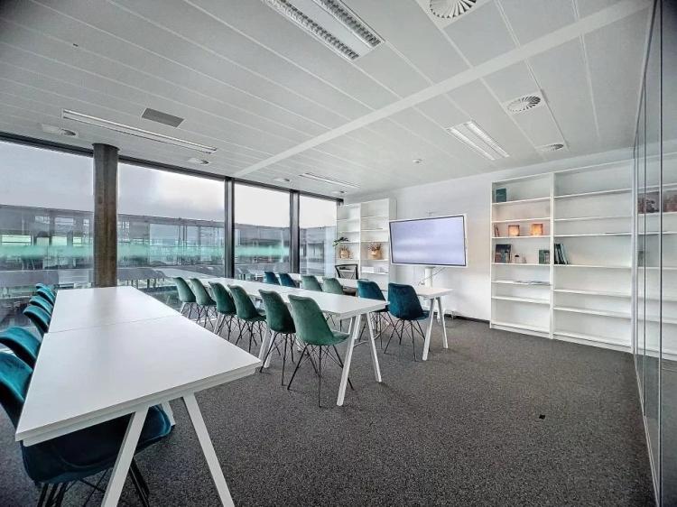 Magnifique espace de travail attique de 570m2 au coeur du Lignon