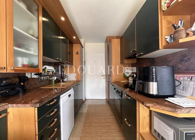 En exclusivité trois pièces avec vaste terrasse, splendide vue mer et double garage, dans immeuble de standing