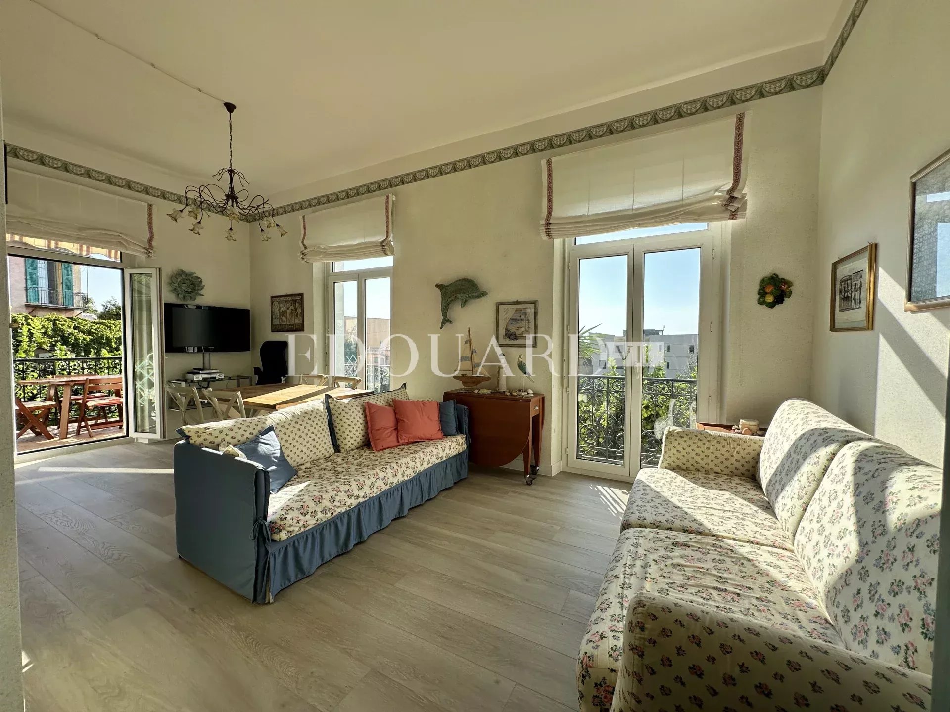 En exclusivité deux pièces avec terrasse et vue panoramique, au cœur du splendide quartier de Garavan
