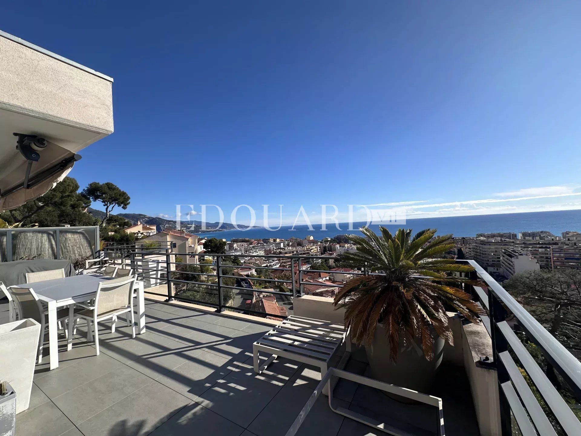 Superbe trois pièces en dernier étage avec spectaculaire terrasse et magnifique vue mer panoramique