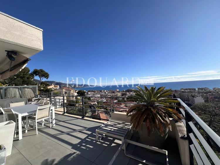 Superbe trois pièces en dernier étage avec spectaculaire terrasse et magnifique vue mer panoramique