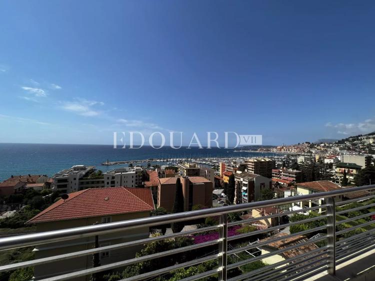 Magnifique quatre pièces avec grande terrasse et superbe vue mer, au dernier étage d’un immeuble neuf avec piscine