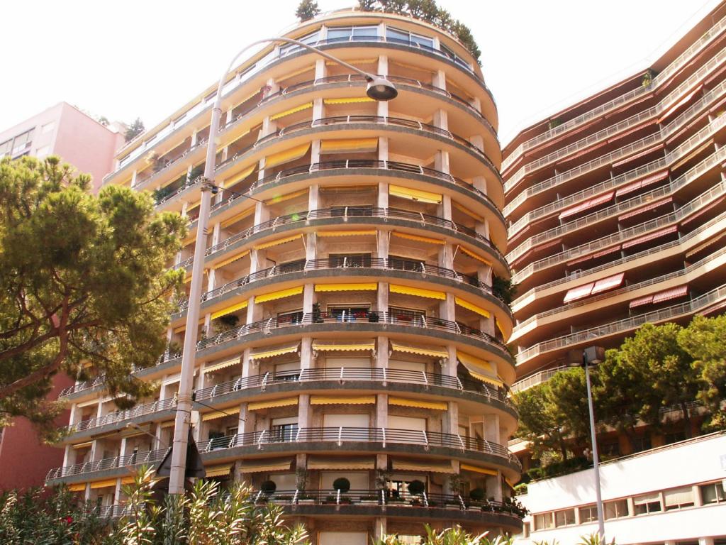 RARE ERMANNO PALACE : GRAND DOUBLE BOX AVEC BEL ESPACE DE STOCKAGE ATTENANT !