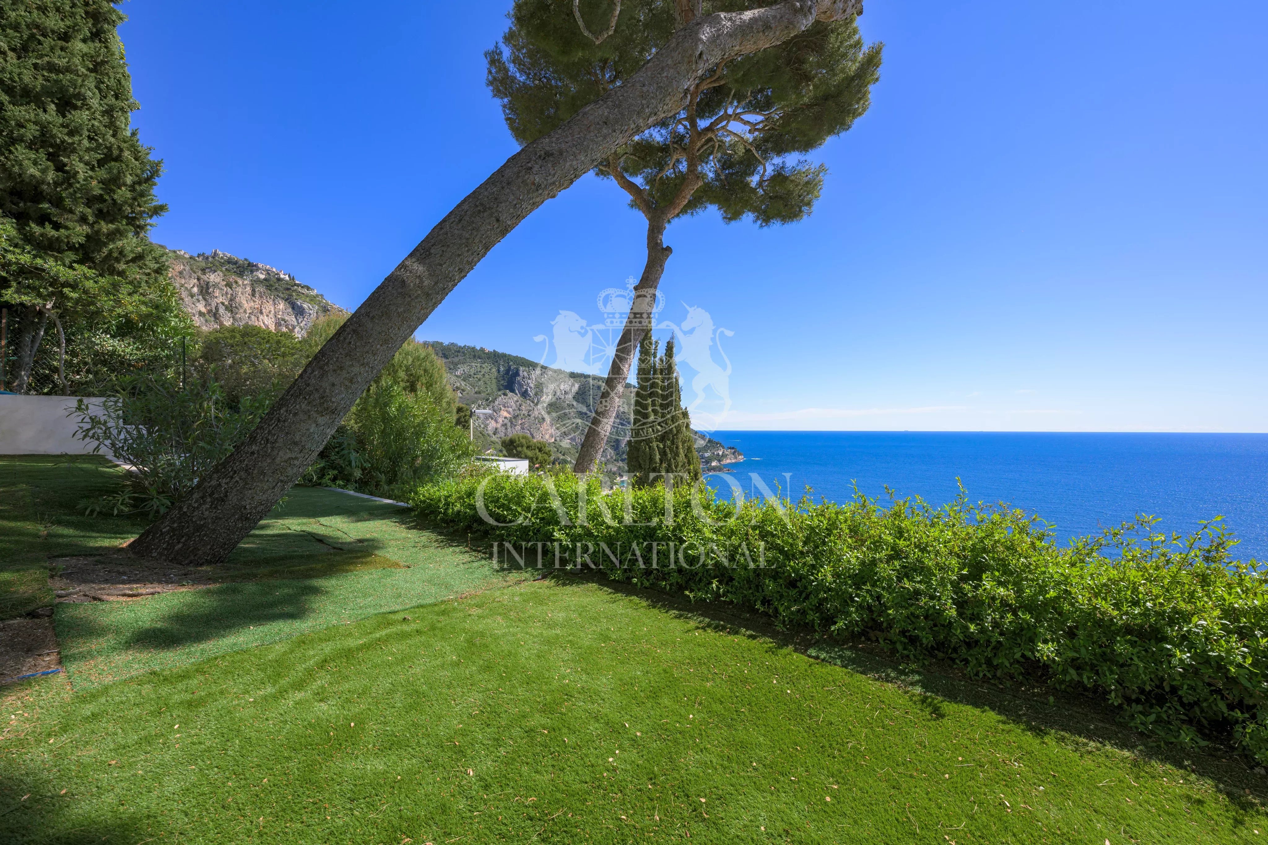 Villa contemporaine avec vue mer panoramique et grand terrain à Èze Bord de Mer