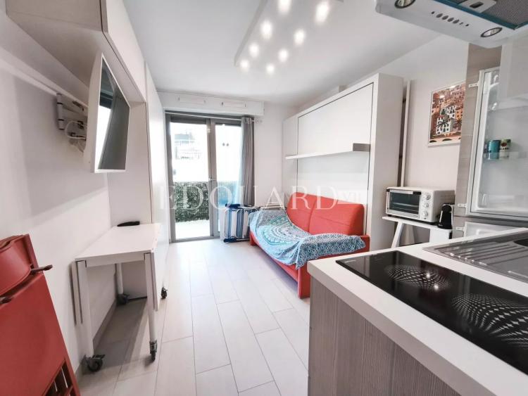 Studio avec terrasse et cave, au cinquième étage d'un immeuble récent dans le carré d'or de Menton