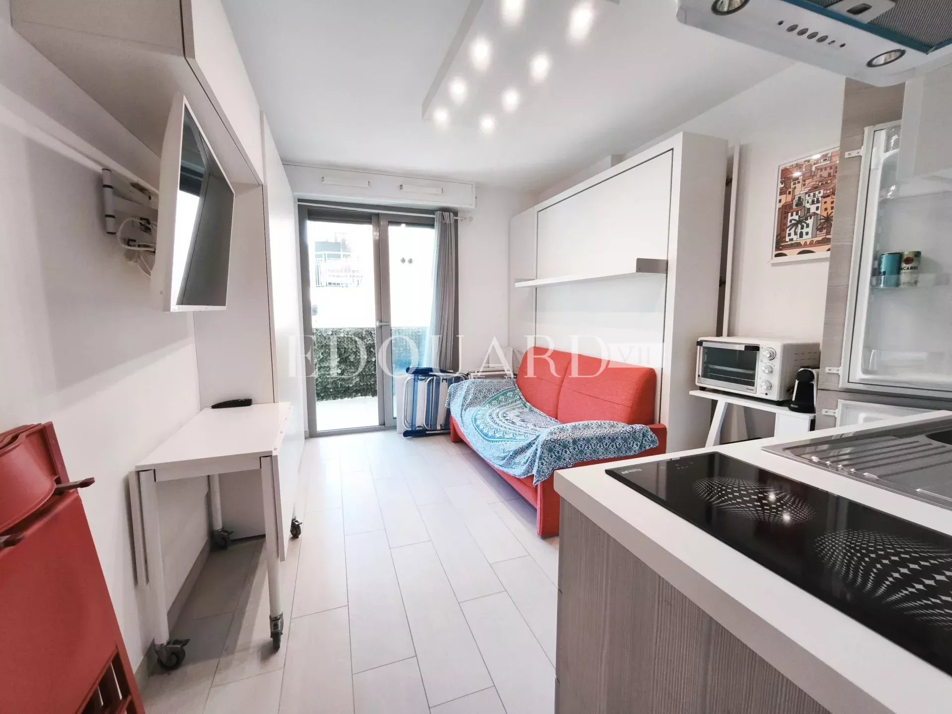 Studio avec terrasse et cave, au cinquième étage d'un immeuble récent dans le carré d'or de Menton