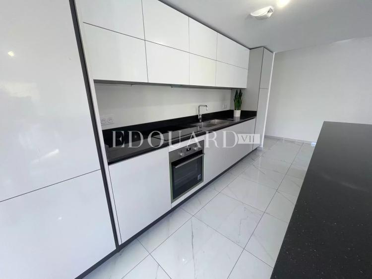 Dans un immeuble neuf, à vendre vaste trois pièces avec belle vue dégagée, terrasse et jardin