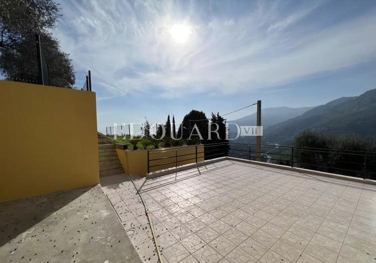 Villa en cours de rénovation avec vaste terrain, spacieuse terrasse, double garage et parking. Exclusivité