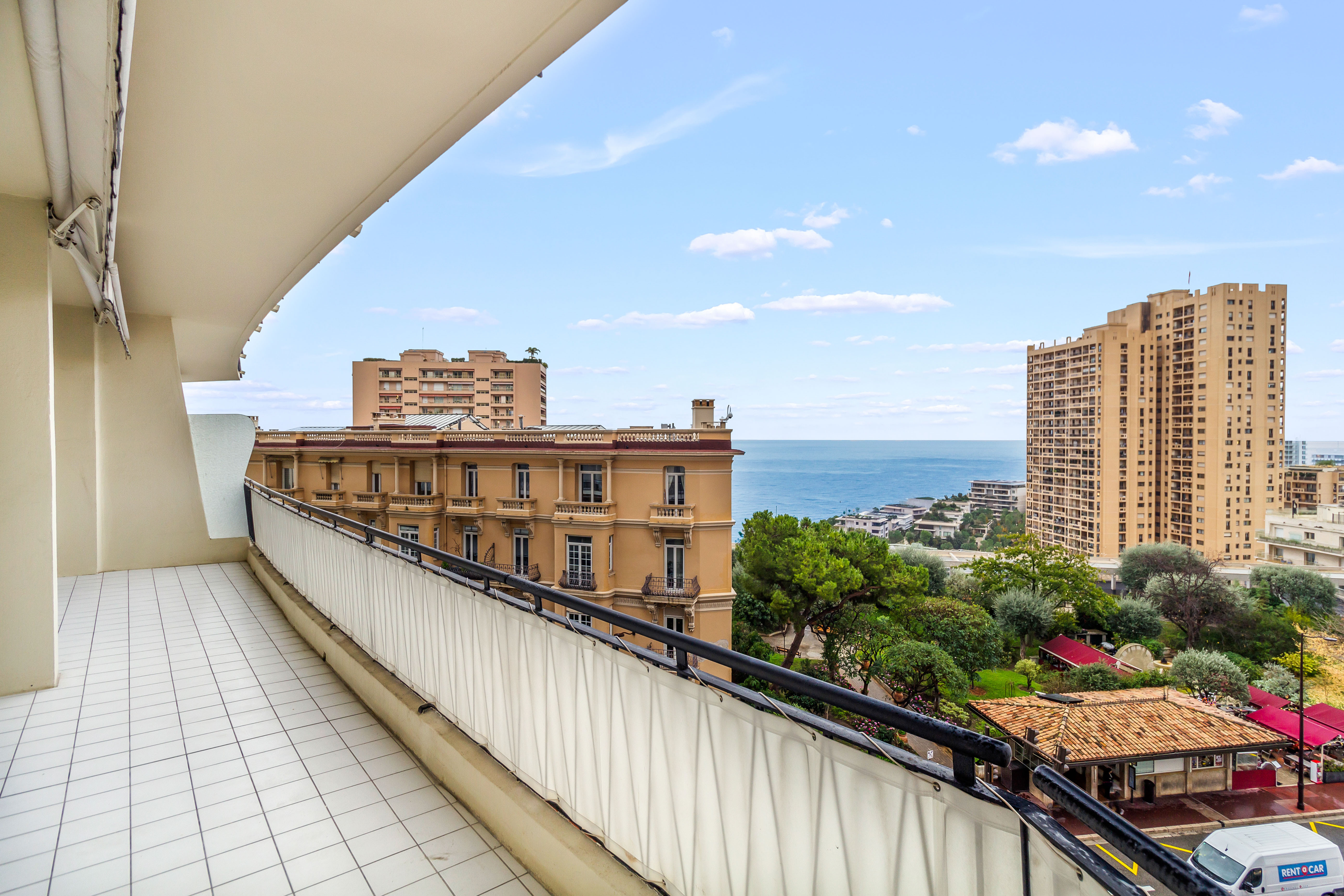 LE CONTINENTAL: 4 pièces de 195 m² avec terrasse, vue dégagée sans vis-à-vis et échappée mer