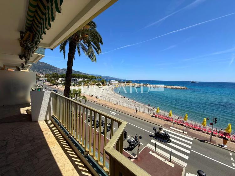 Sur la commune de Roquebrune Cap Martin, deux pièces face aux plages avec terrasse et magnifique vue mer