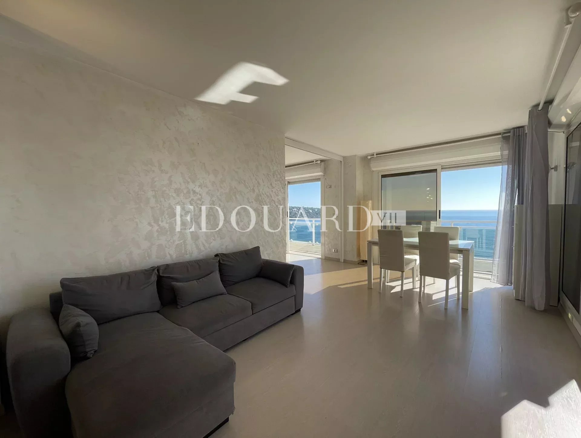 Superbe deux pièces en dernier étage avec spectaculaire terrasse, splendide vue mer et garage. Exclusivité