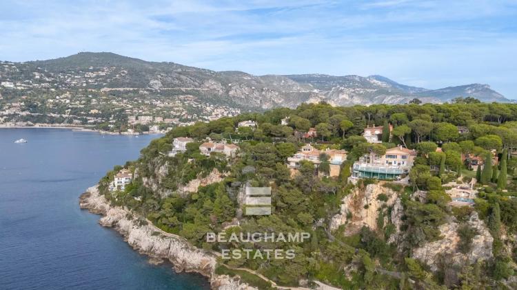Saint-Jean-Cap-Ferrat – Villa Provençale avec Vue Mer Panoramique et Piscine Chauffée